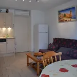 Appartement Climatise Avec Terrasse Dans Quartier Anime, Parking Prive - Fr-1-225D-573