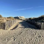 Studio Cabine 4 Couchages Avec Terrasse Et Parking Prive, Acces Direct Plage - Port Camargue - Fr-1-250-245