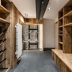 Spacious And Modern Apartment With Views