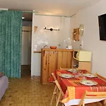 Studio Cabine A Gruissan: Terrasse, Parking, Clim, Proche Commerces Et Port - Fr-1-229-71