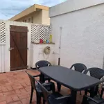 Patio Avec Cour Et Place De Parking En Bord De Mer