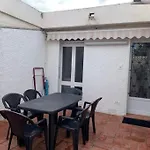 Patio Avec Cour Et Place De Parking En Bord De Mer