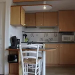 Appartement 2 Pieces Avec Balcon, Parking, Piscine Et Menage Inclus - La Rochelle - Fr-1-246-524