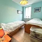 Appartement Avec Jardin Proche Plage Et Port, 2 Chambres, Parking Prive, Equipements Complets - Fr-1-481-56