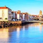 Appartement Au Charme Ancien Face A La Grande Plage De Saint-Jean-De-Luz - Fr-1-4-670