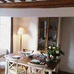 Une Pause Chez Julien, Appartement Lumineux Et Idealement Situe!