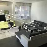 Appartement Spacieux Avec Terrasse, Solarium, Parking Et Piscine - Fr-1-723-5