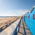 Le Ponton Bleu Vue Face Au Port