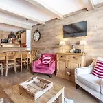 Appartement De Prestige Avec Terrasse Sud, 2 Chambres Et Parking Au Coeur De Val-D'Isere - Fr-1-694-202