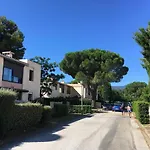 A 8 Mn A Pied Des Plages Appartement Avec Piscine Et Tennis