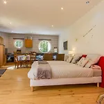 Evasion Marine : Studio Avec Jardin Prive, Terrasse Et Acces Direct Au Canal De Nantes A Brest - Fr-1-306-835