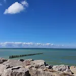 Au Bout De La Rue, La Mer Wifi Acces 24 Sur 24 Iptv