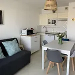 Appartement F2 Avec Balcon, A 2 Pas De La Plage, Parking Prive, Animaux Admis - Fr-1-482-113