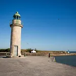 La Terrasse Du Port De Saint Gilles