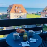Quiet Apartment With Sea View