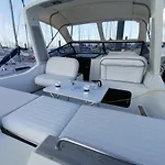 Séjour insolite sur un yacht. Bateau Hôtel à quai.