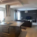 Superbe Appartement Tout Equipe Avec Parking.