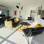 Appartement Lumineux Et Spacieux, Terrasse Et Parking Prive