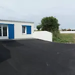 La Maisonnette Aux Volets Bleus