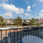 Studio Sleeps 4 With Terrace, 500M Place Morny