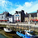 Detente Et Vue Sur Le Port Au Pouliguen