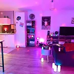 Luxe Sauna Privatif Et Grand Bain Jacuzzi A Deux A Biscarosse Plage Pour Nuit Romantique Avec Decoration Led Et Bougies