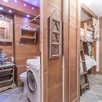 Charmant Studio A Val-D'Isere Avec Balcon Sud, Proche Centre, Casiers A Ski - Fr-1-694-126