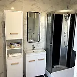 2 Chambres Climatise Metro A 500M Parking Balcon