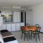 Appartement T2 En Rdc Avec Terrasse, A 500M Du Centre De Port-La-Nouvelle, Parking Et Animaux Admis - Fr-1-229C-81