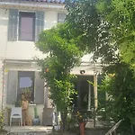 Studette Independante Et Coquette Avec Terrasse Sur Jardin
