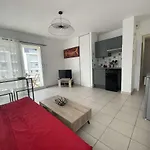 Appartement T2 Avec Balcon Et Parking - Proche Commerces Et Transports - Fr-1-246-676