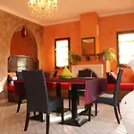 Chambre Ifrane, Riad 7 Au Village Naturiste Couple Only