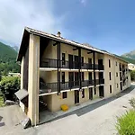 30 M Next To Les Grands Bains