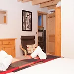 Chalet Fegguese - 4 Bedroom Chalet With Hot-Tub