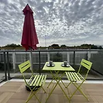 La Rochelle : Studio Design Avec Terrasse, Proche Port Et Plage, Residence Neuve Securisee. - Fr-1-246-682