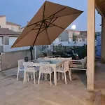 Villa 6 Personnes Dans Residence Avec Piscine