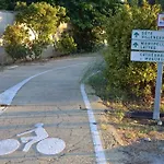 Pecheur: F2 Climatise Au Coeur Du Village.
