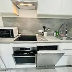 Superbe Duplex Design Neuf 2 Chambres, Climatise Tout Confort, Facile D,Acces Stationnement Gratuit