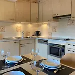 Appartement 2 Chambres Avec Balcons, Au Coeur De La Station, Proche Pistes Et Commerces - Fr-1-634-88
