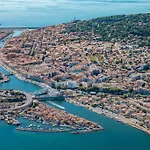 Le Calme A Deux Pas Du Port De Sete