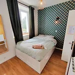 Chambre Iroise Avec Salle De Bains Privative Dans Une Residence Avec Salon Et Cuisine Partages
