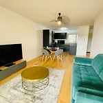 Charming Apartment With Lake View