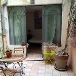 Maison Aigues-Mortaise Dans La Cite