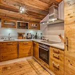 Appartement De Charme A Courchevel 1850 - 4 Pers, Centre, Proche Des Pistes, Balcon Et Hammam - Fr-1-631-163