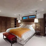 Chalet Avec Piscine Chauffee, Acces Direct Aux Pistes Et Services De Luxe A Val-D'Isere - Fr-1-567-108