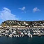 Au Pied Des Falaises