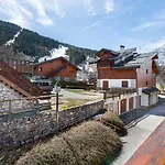 Chalet Familial Cosy Pour 8 Pers. Pres Des Pistes Et Commodites A Courchevel Le Praz - Fr-1-568-44