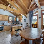 Chalet Familial Cosy Pour 8 Pers. Pres Des Pistes Et Commodites A Courchevel Le Praz - Fr-1-568-44