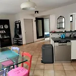 Appartement Au Centre Ville Avec Un Beau Jardin Prive