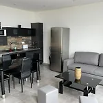 Charming T2 With Balcony And View Of The Port